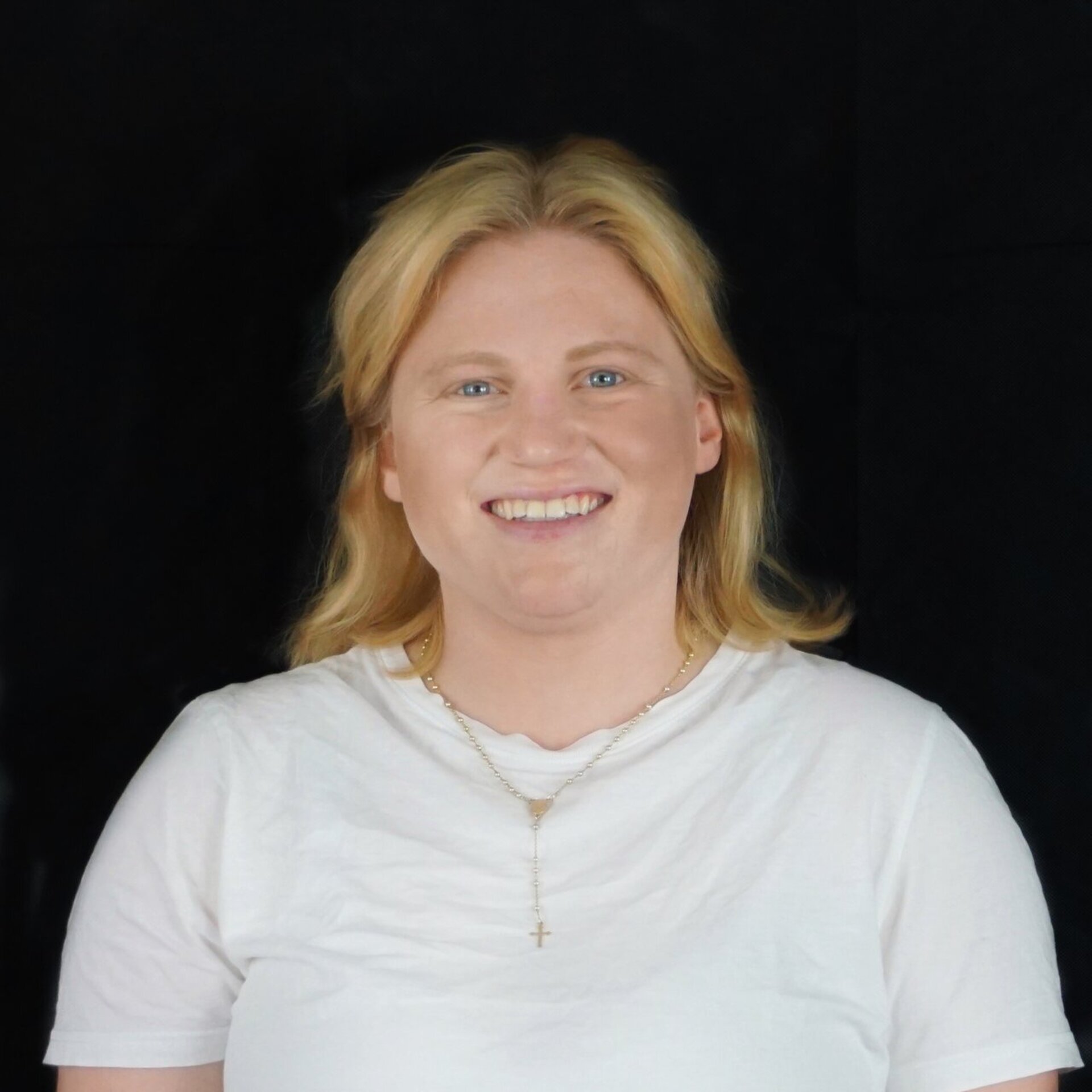 Portraitfoto vor schwarzem Hintergrund