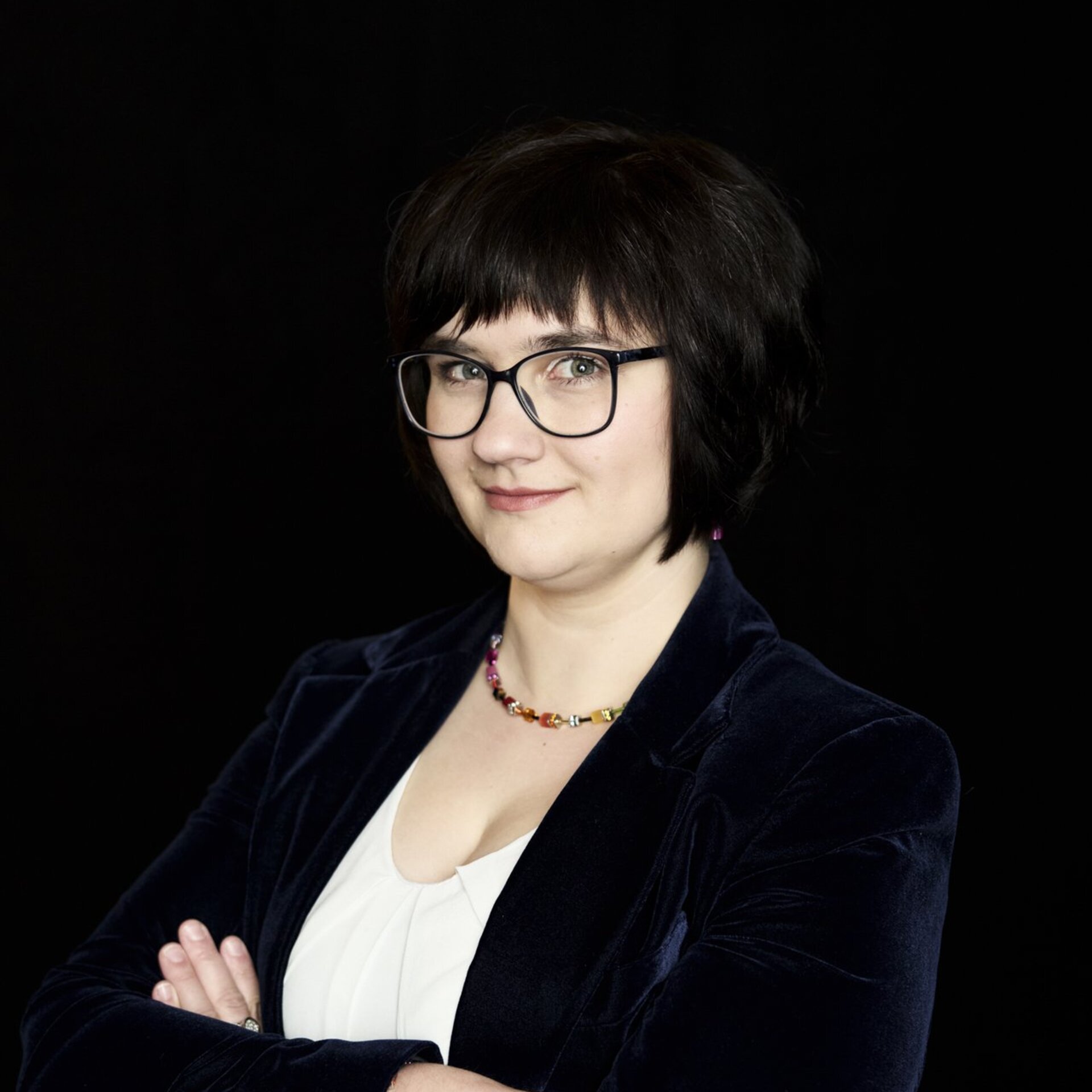 Portraitfoto vor schwarzem Hintergrund