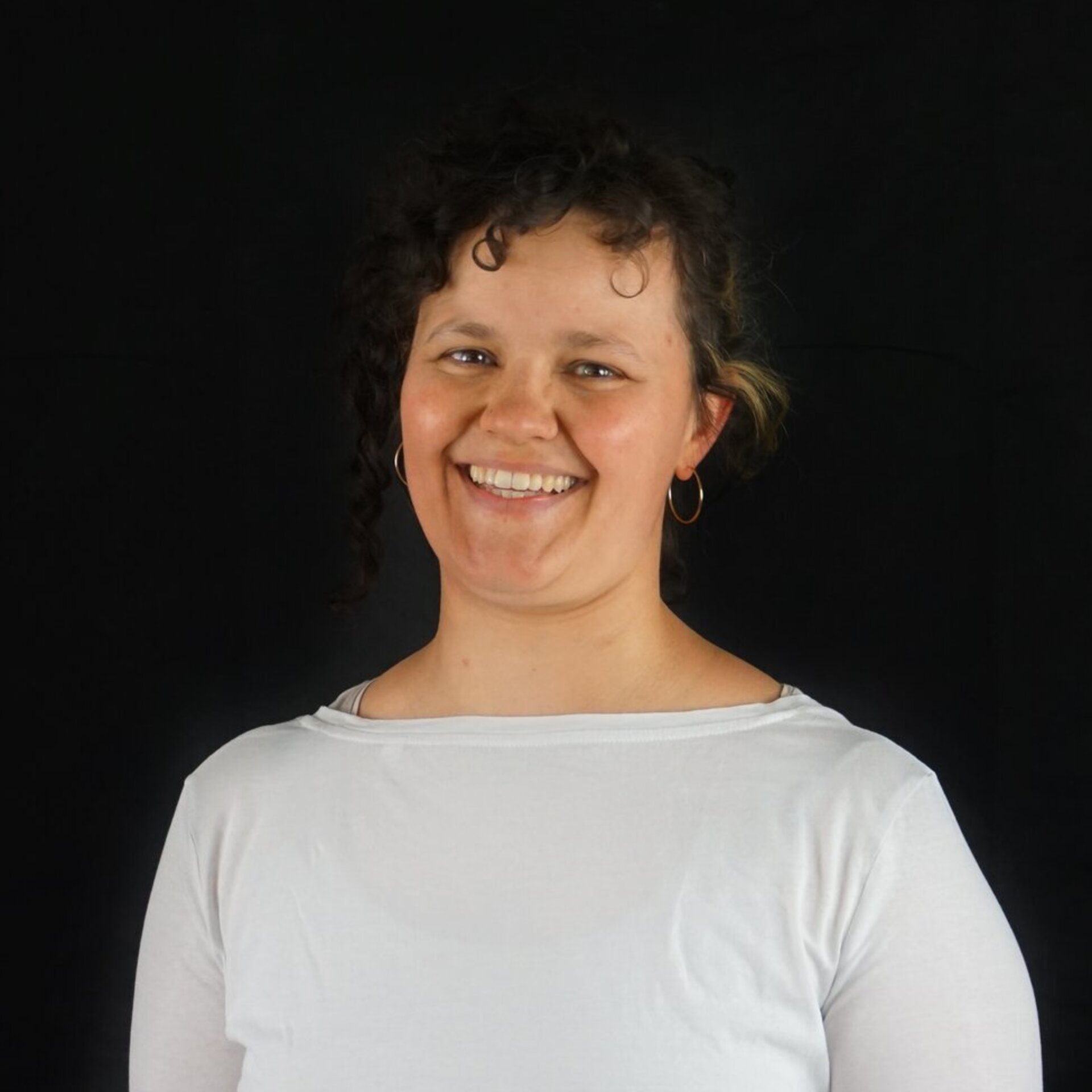 Portraitfoto vor schwarzem Hintergrund