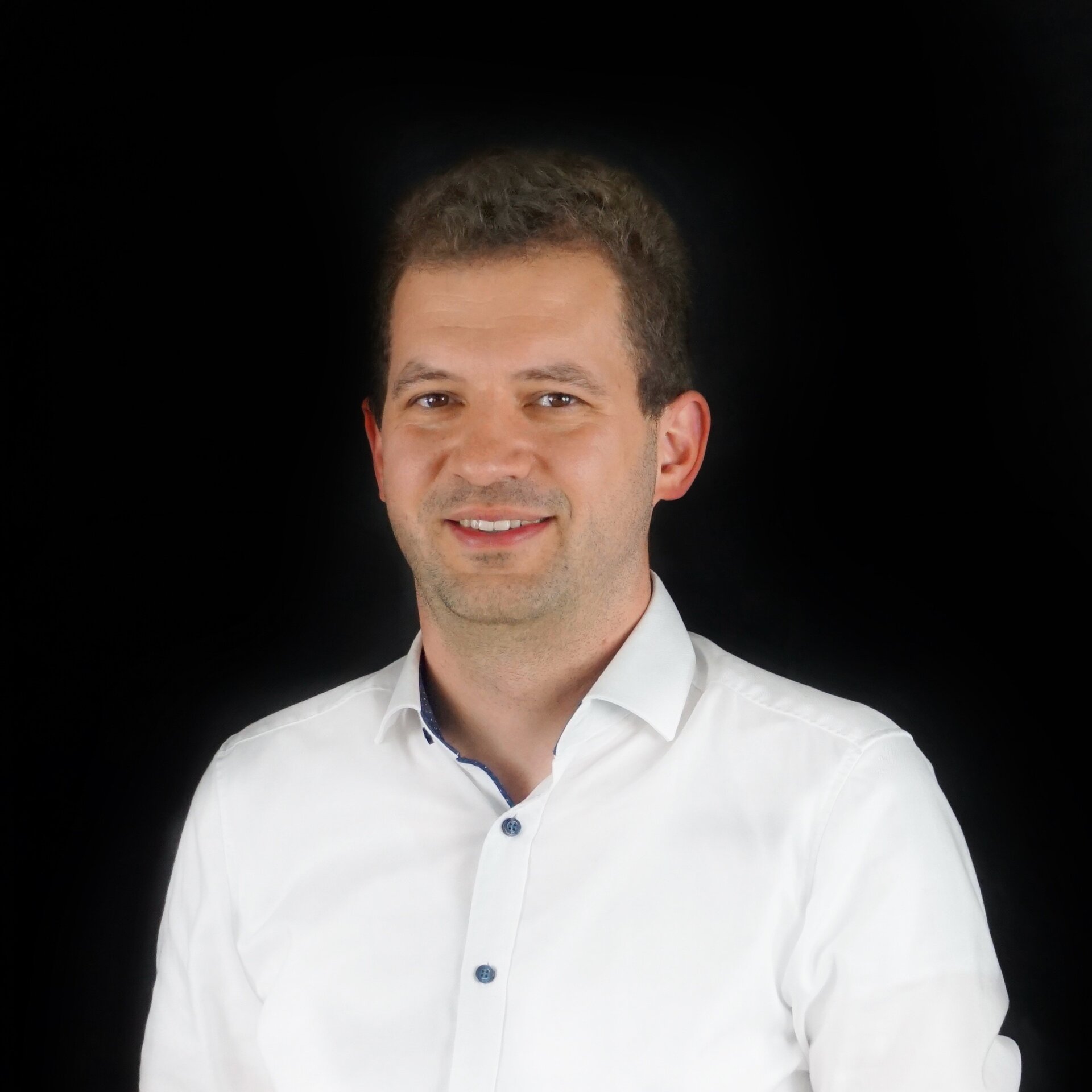 Portraitfoto vor schwarzem Hintergrund