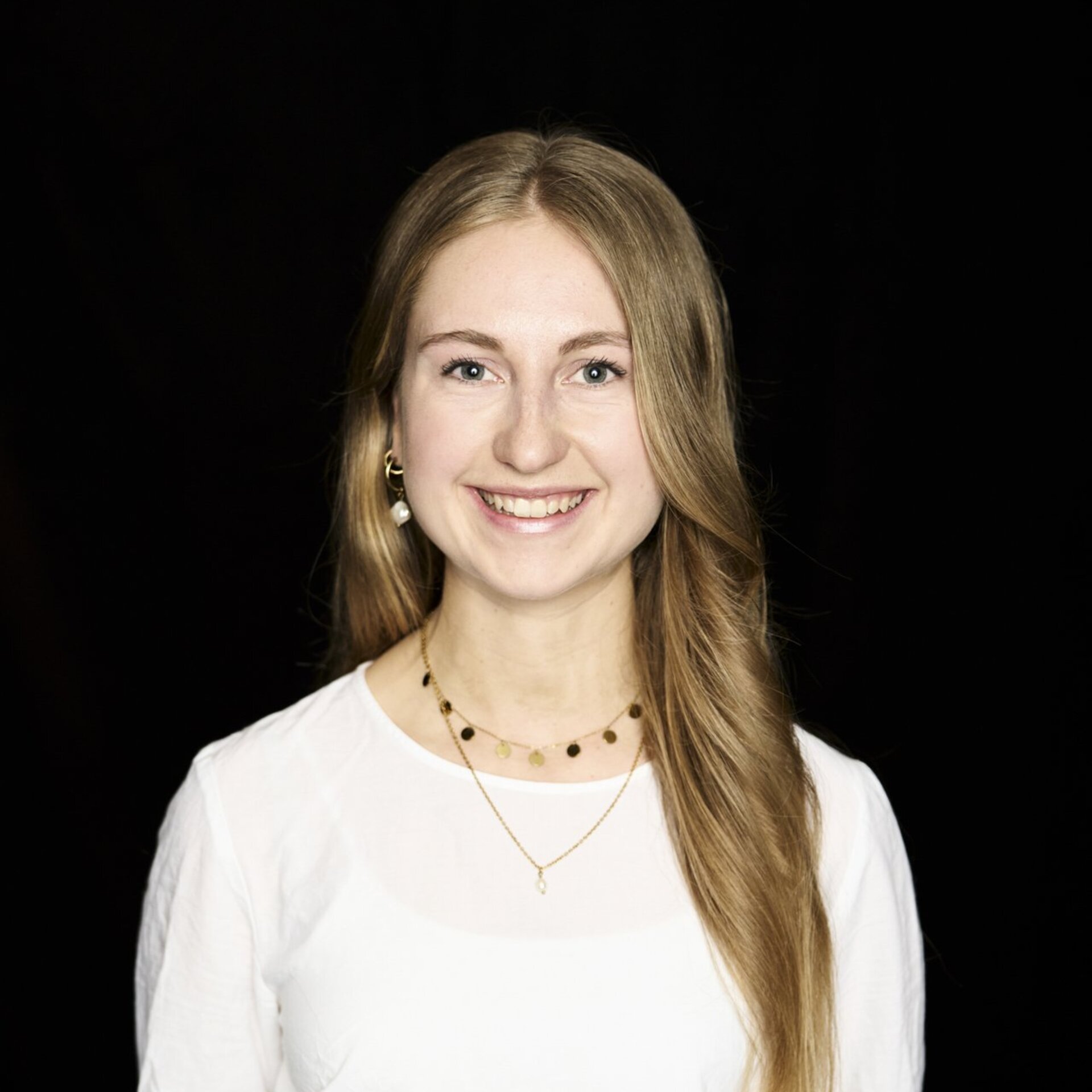 Portraitfoto vor schwarzem Hintergrund