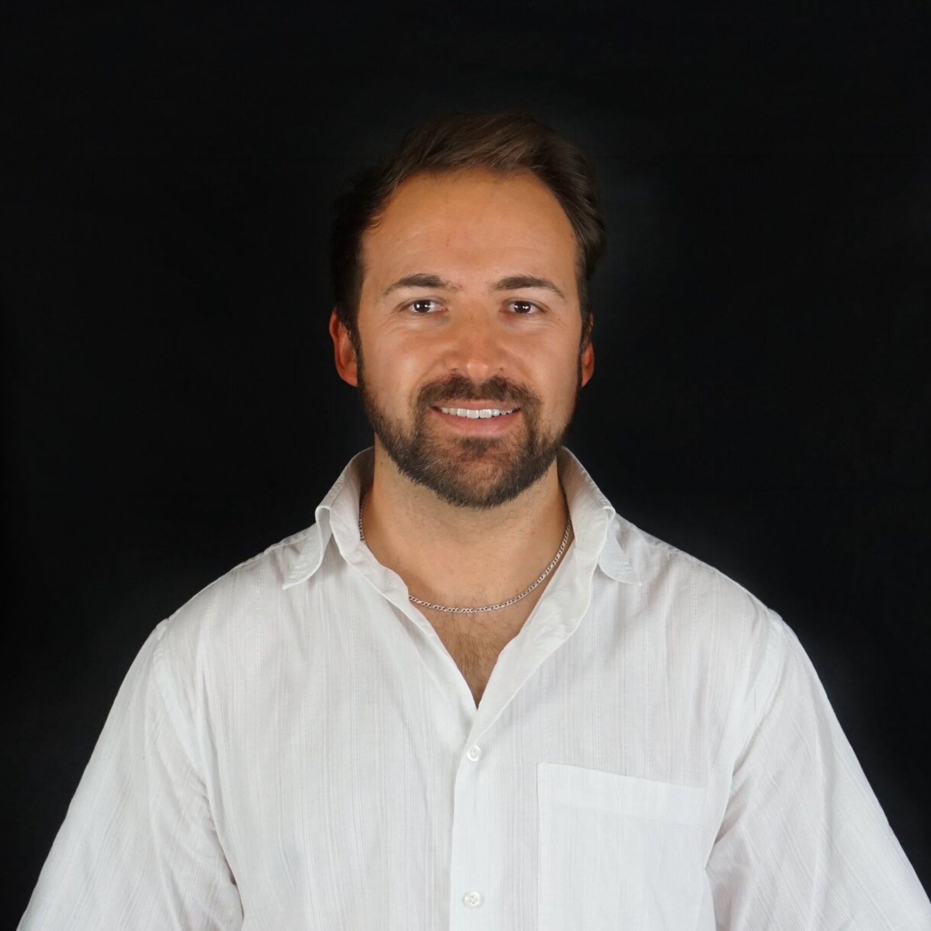 Portraitfoto vor schwarzem Hintergrund