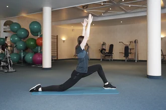 Fitnessübungen im Sportraum für Gäste und Patienten