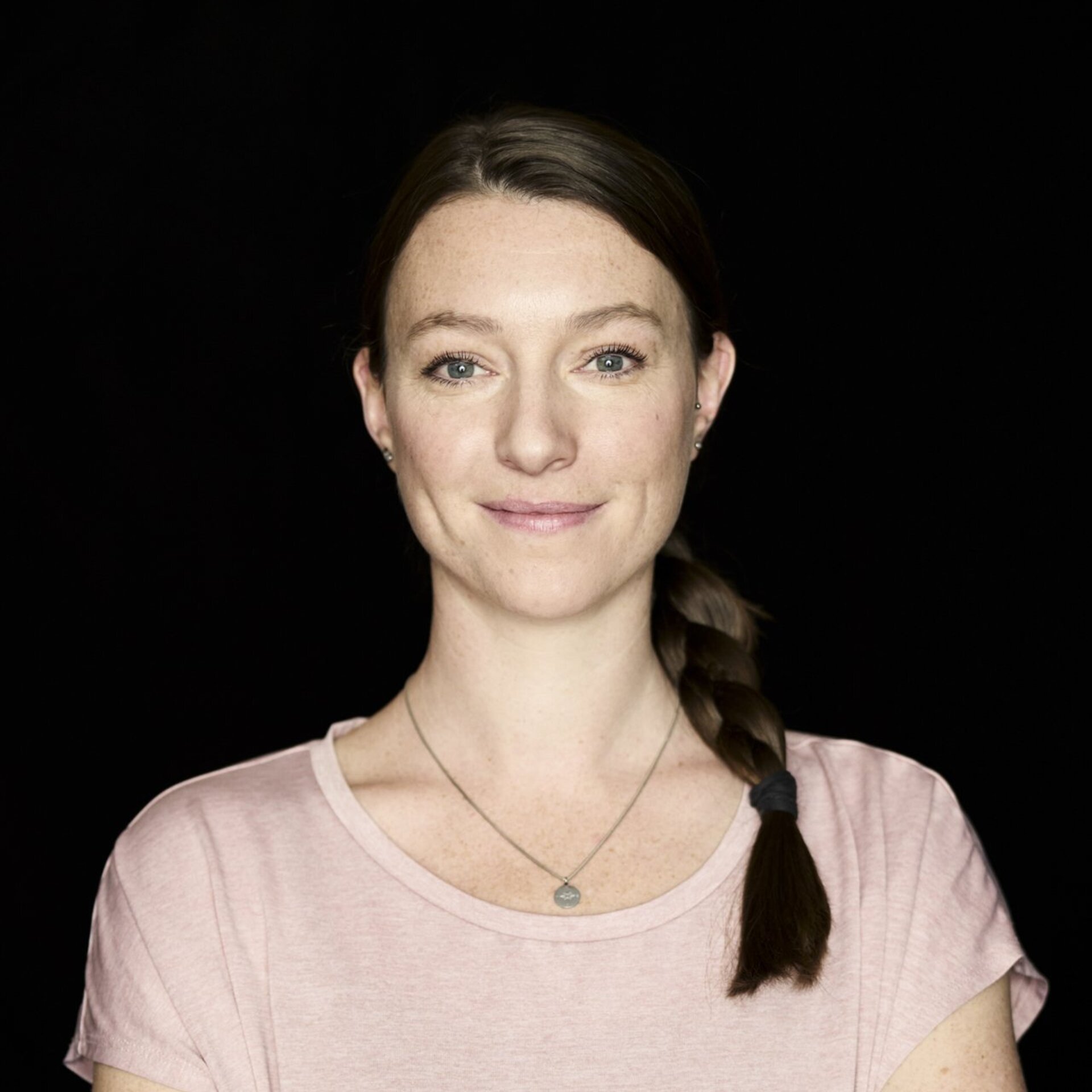 Portraitfoto vor schwarzem Hintergrund