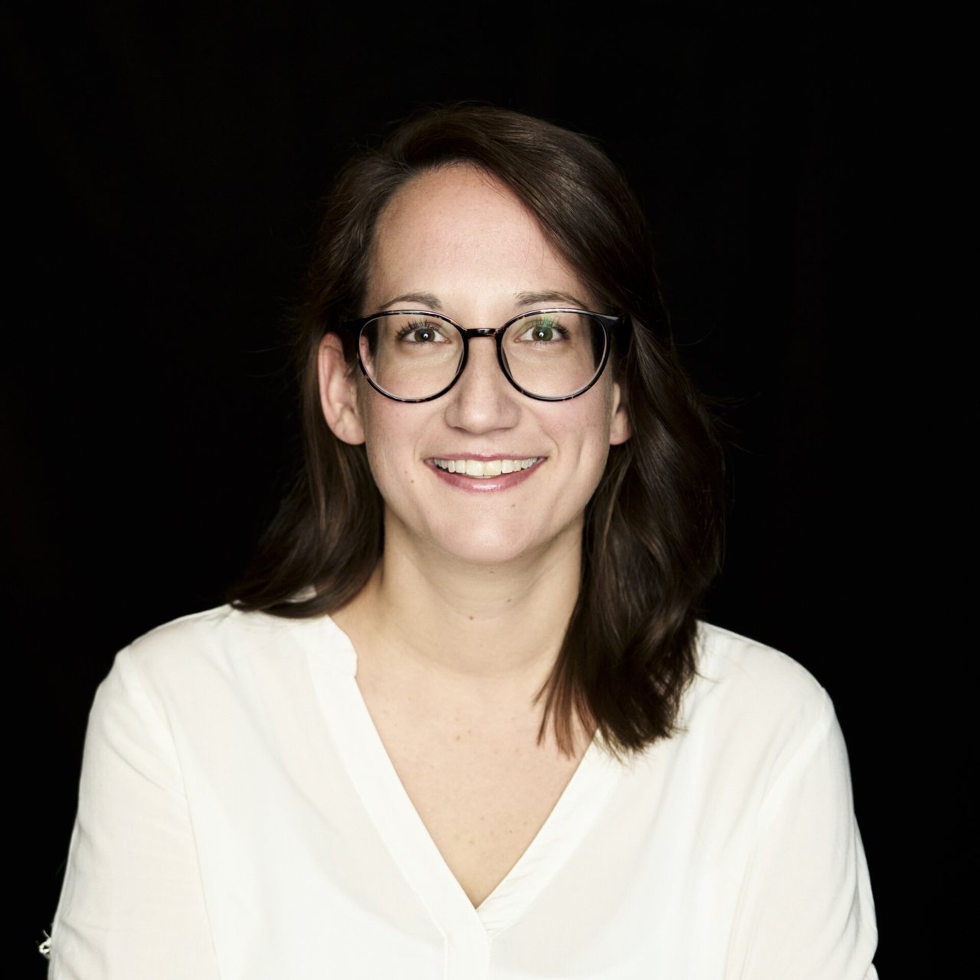 Portraitfoto vor schwarzem Hintergrund