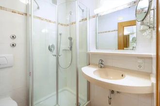 Badezimmer eines Premium-Einzelzimmers im Alpreflect