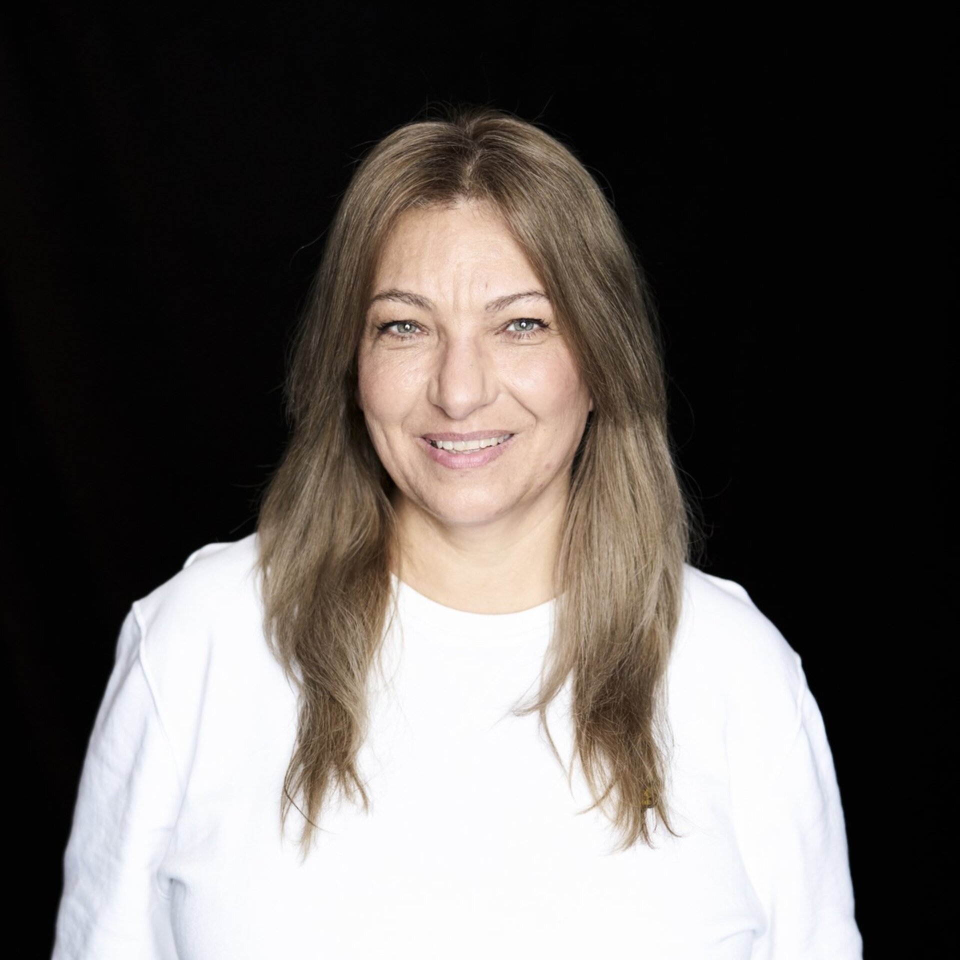 Portraitfoto vor schwarzem Hintergrund