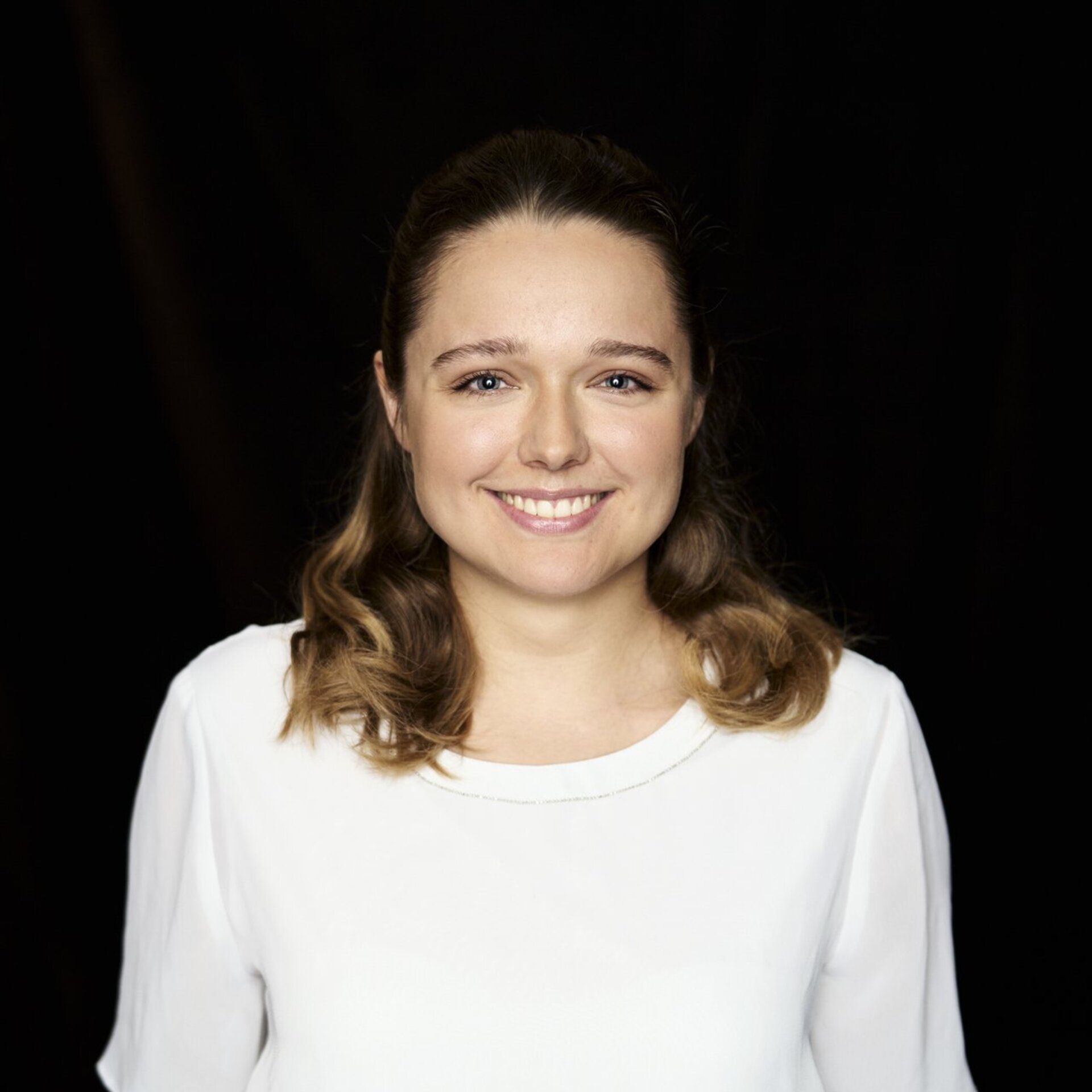 Portraitfoto vor schwarzem Hintergrund