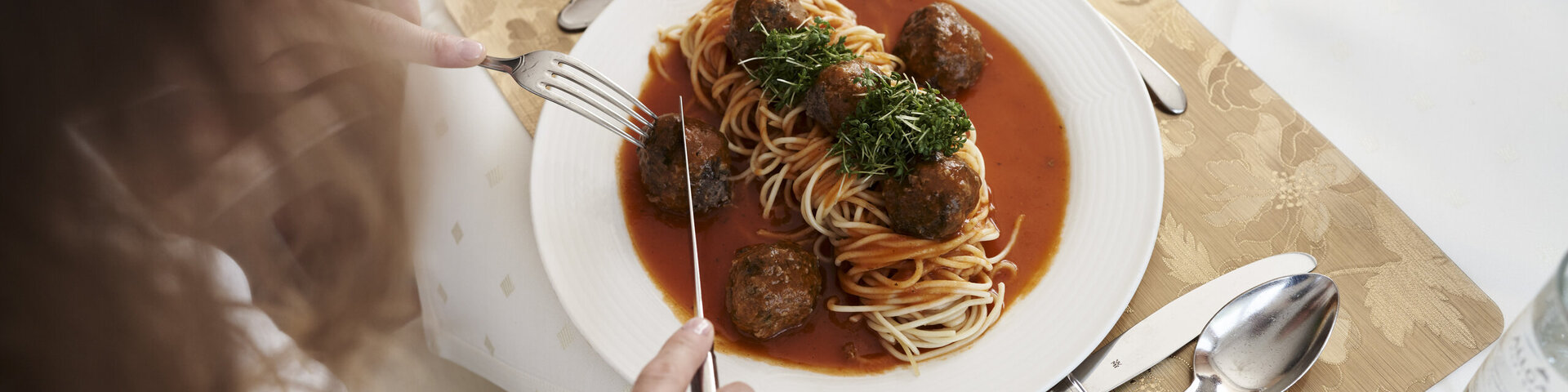 Spaghetti mit Hackfleischbällchen in Tomatensauce – frisch zubereitetes Mittagsgericht im Restaurant des Alpreflect