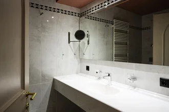Badezimmer eines Premium-Einzelzimmers - Waschbeckenansicht