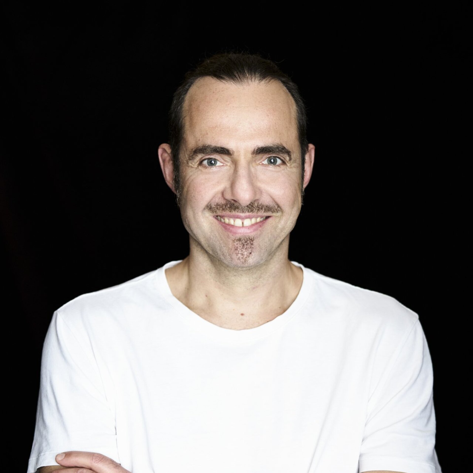 Portraitfoto vor schwarzem Hintergrund