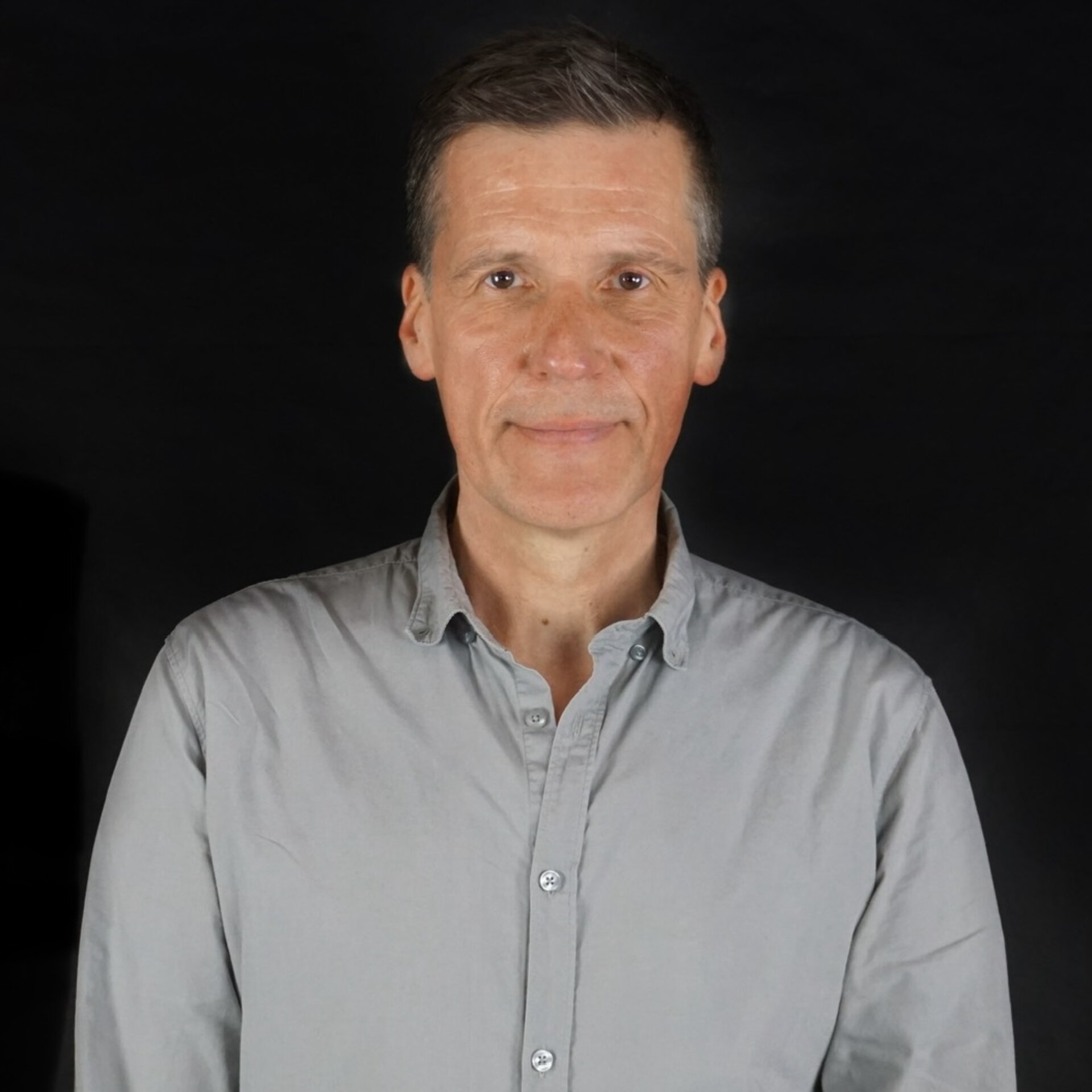 Portraitfoto vor schwarzem Hintergrund