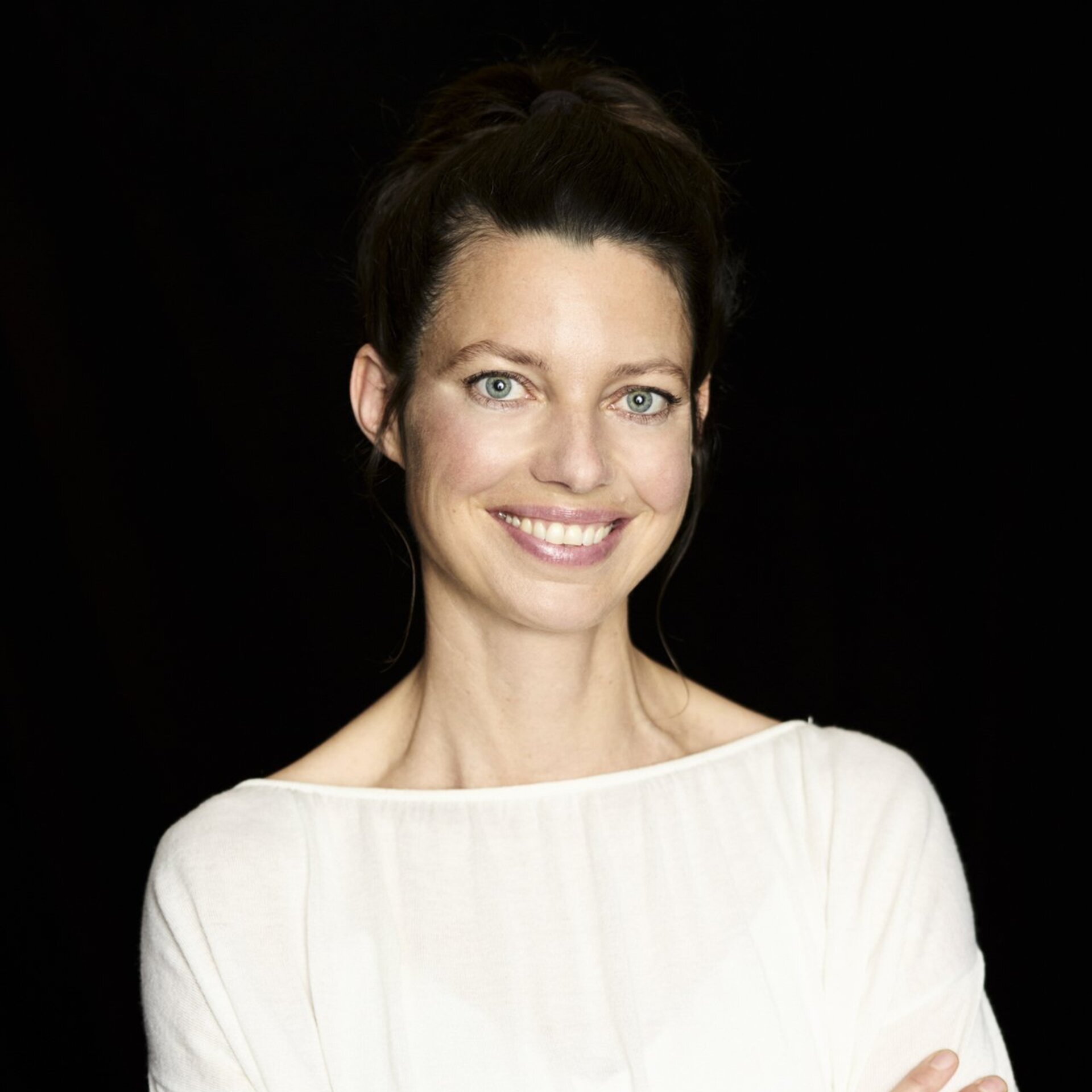 Portraitfoto vor schwarzem Hintergrund