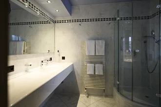Badezimmer des Premium-Plus-Doppelzimmers